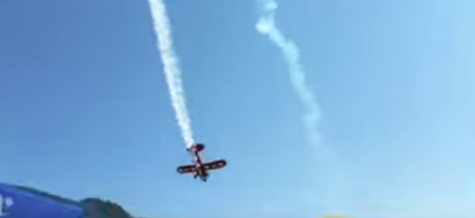 В Австрии на авиашоу потерпел крушение самолет. Момент падения зафиксирован на видео