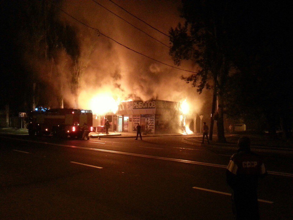 В "ДНР" новый "передел" бизнеса: ночью в Донецке и Макеевке горели магазины и ларьки (кадры)