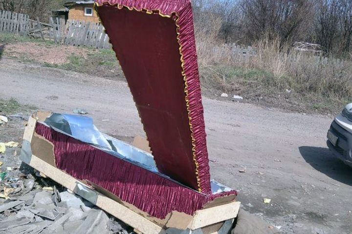 ​Россияне привыкают к "грузу 200": в Новокузнецке цинковый гроб кинули на помойке у жилых домов