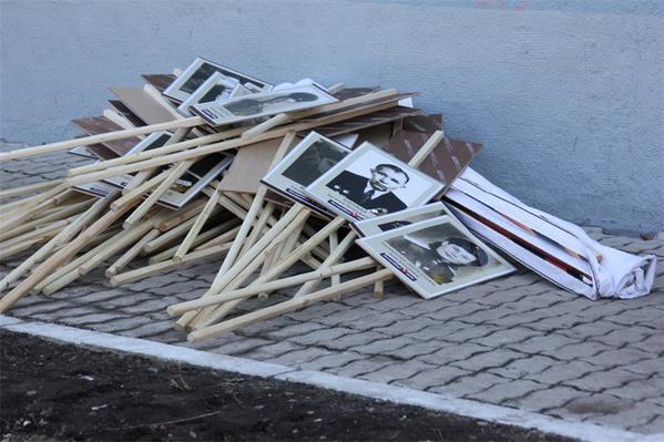 Митингующие "Бессмертного полка" в РФ после парада выбрасывали портреты "павших родственников" в мусор