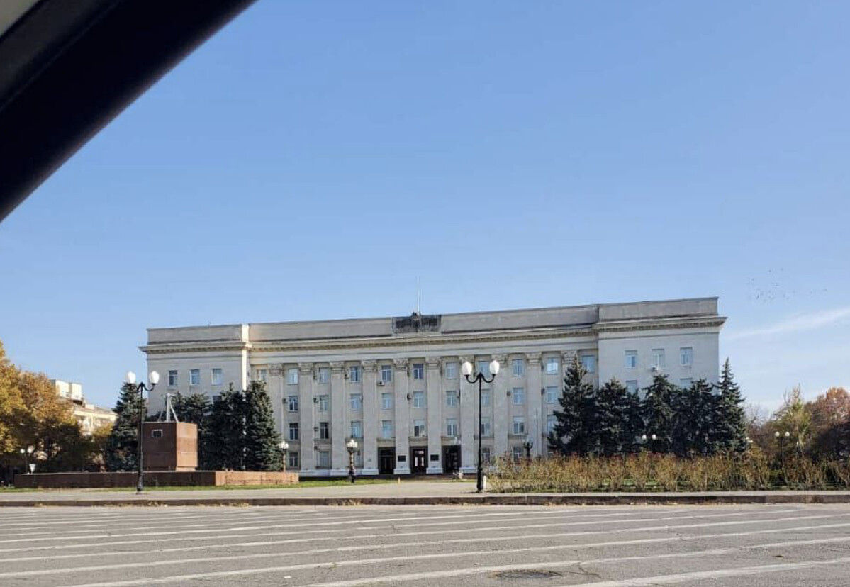 Оккупанты РФ экстренно снимают флаги в Херсоне: что происходит