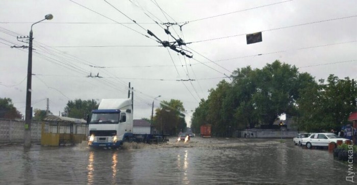 Улицы ушли под воду, на маршрутки падали столбы и деревья: в Сети появились кадры мощного ливня с ураганом в Одессе 