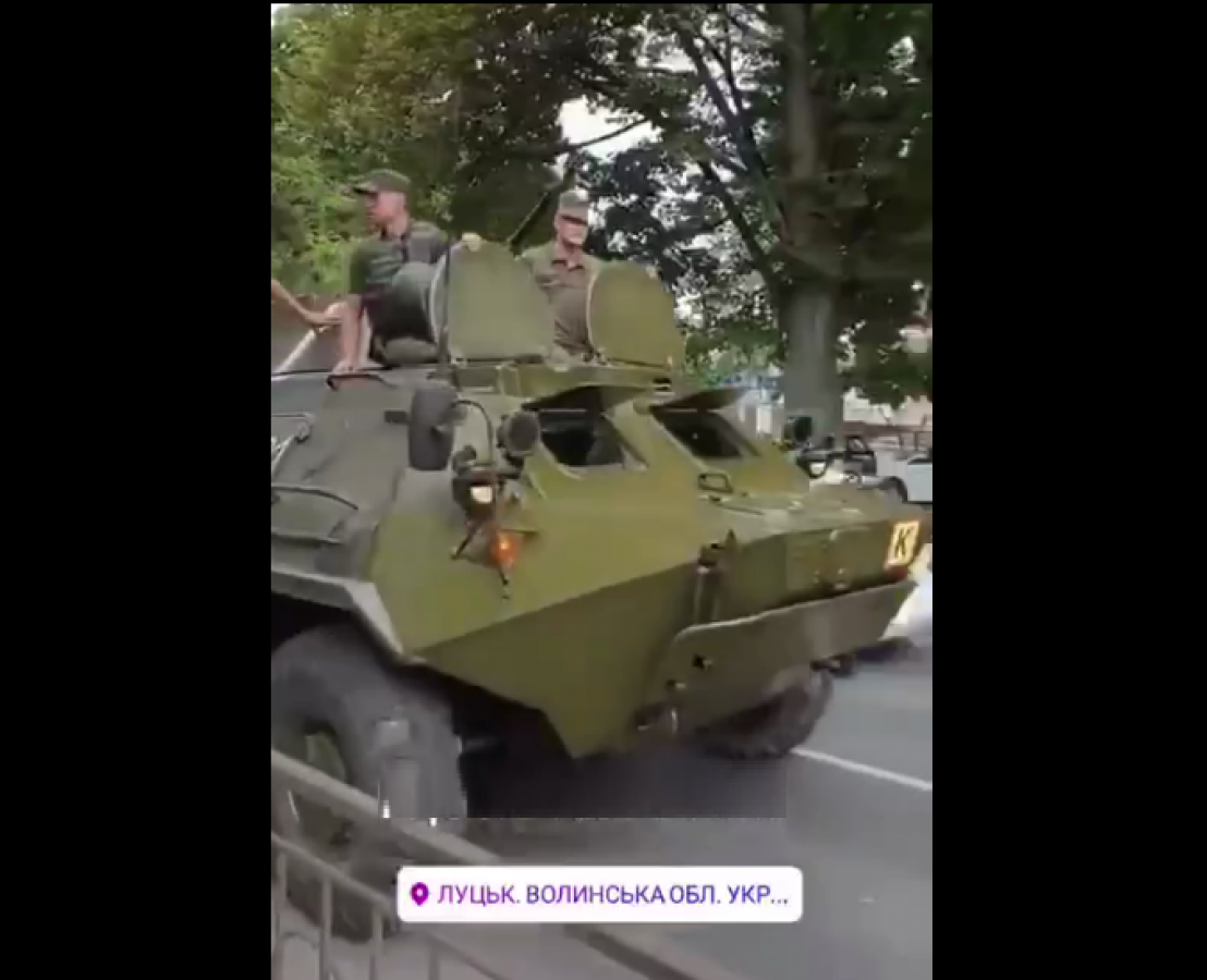 В центр Луцка перебрасывают бронетехнику и военных: опубликовано видео