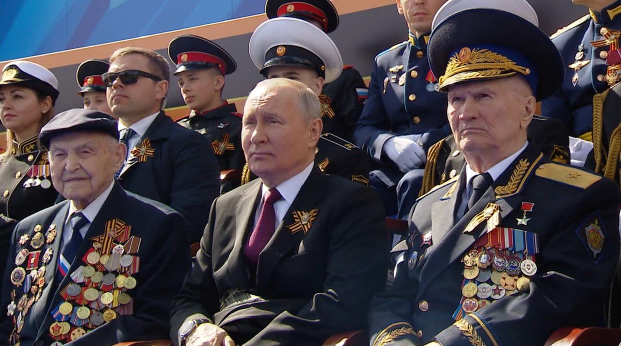 Путин принял "парад победы" вместе с "ряжеными" ветеранами: не воевали ни дня