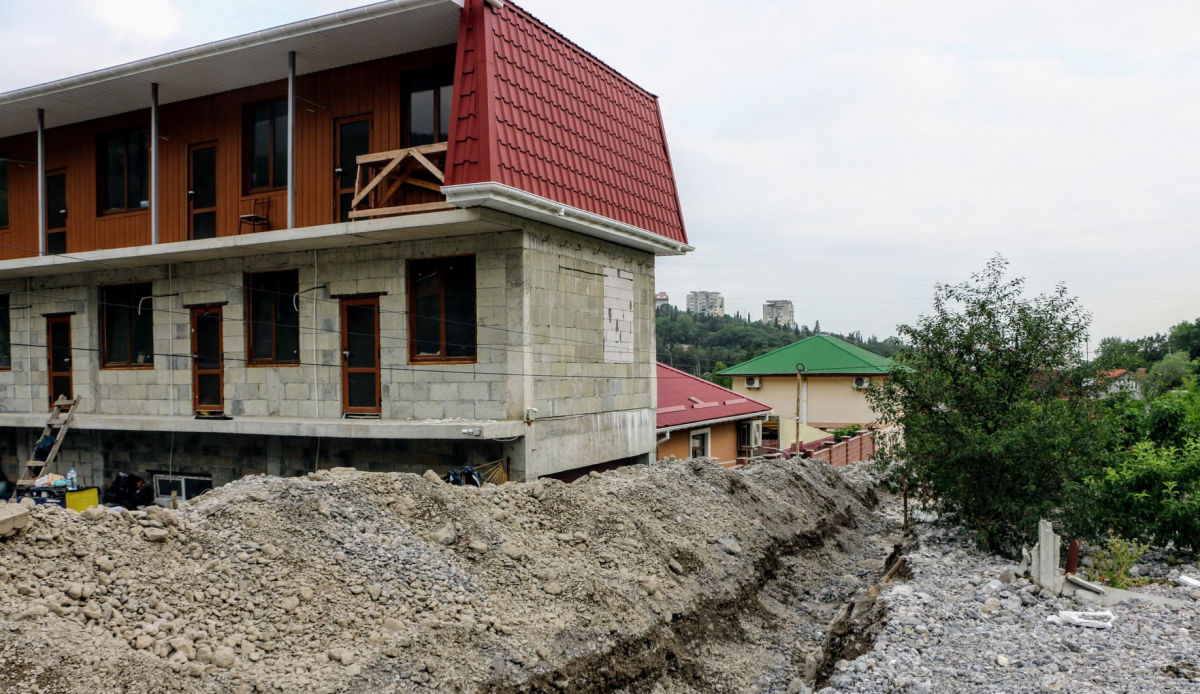 Лавина из камней и грязи, разрушенные дома: как сейчас выглядит Ялта после потопа