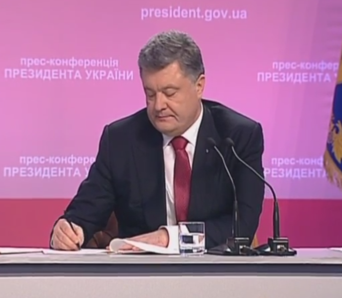 Порошенко подписал закон об отказе Украины от политики внеблоковости