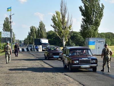 На блокпостах Донецкой области конфисковано множество "вещдоков": оружие, наркотики, номерные знаки РФ, георгиевские ленты