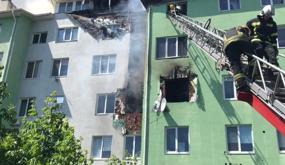 Взрыв в многоэтажке в селе Белгородка под Киевом: жителей эвакуировали, есть жертвы