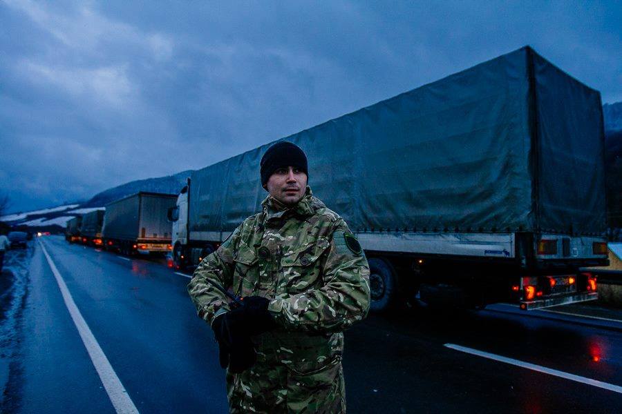 Яценюк ввел официальный запрет на транзитный проезд российских фур через Украину