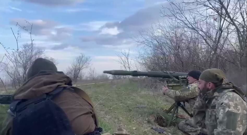 "Это вам за Николаев", – военные и полицейские разнесли ракетой российский танк под Херсоном, показав видео боя