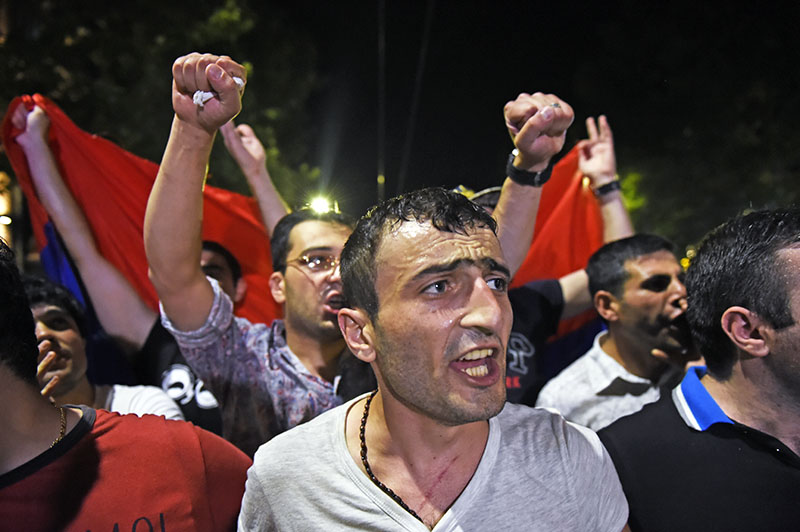 Митинги оппозиции в Армении: министры экс-премьера Саргсяна уходят в отставку ради поддержки сторонников Пашиняна - кадры 