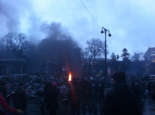На Майдане в Киеве снова слышны взрывы - рвутся взрывпакеты