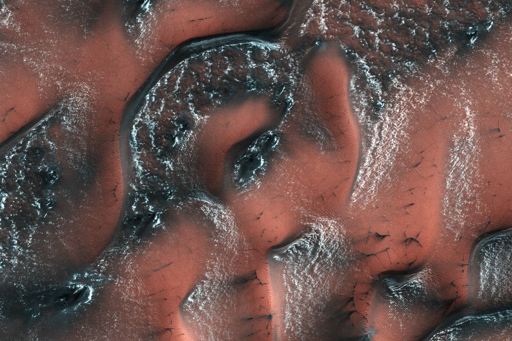 Новые кадры с Марса шокируют: NASA показало всему миру, как выглядит "весенняя оттепель" на Красной планете, - опубликованы удивительные снимки с камер высокого разрешения, установленных на орбитальном аппарате