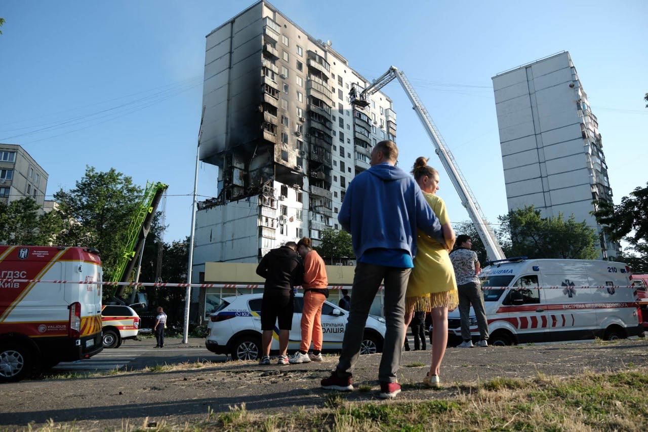 ​Один погибший и двое госпитализированы: опубликованы кадры первых минут после взрыва в Киеве