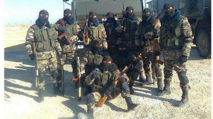 Смена приоритетов? Российские военные позируют на фоне блокпостов в Сирии