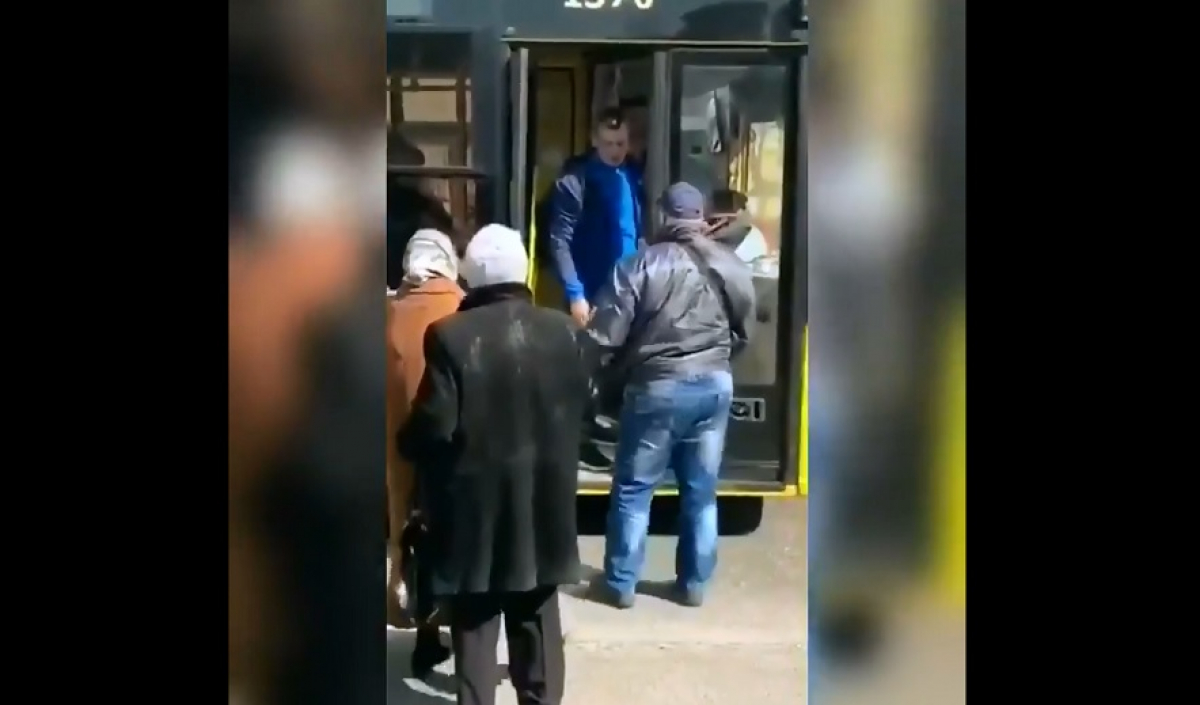 "Иди на х*й, ты десятый", - в Киеве 11-й в очереди пассажир силой вытолкал из троллейбуса кондуктора