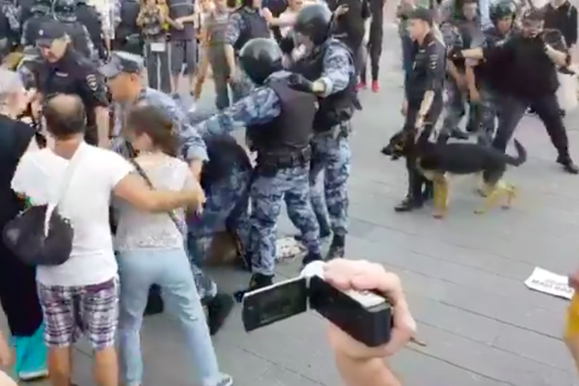 ​Бойня возле "Детского мира" в Москве потрясла весь мир - видео