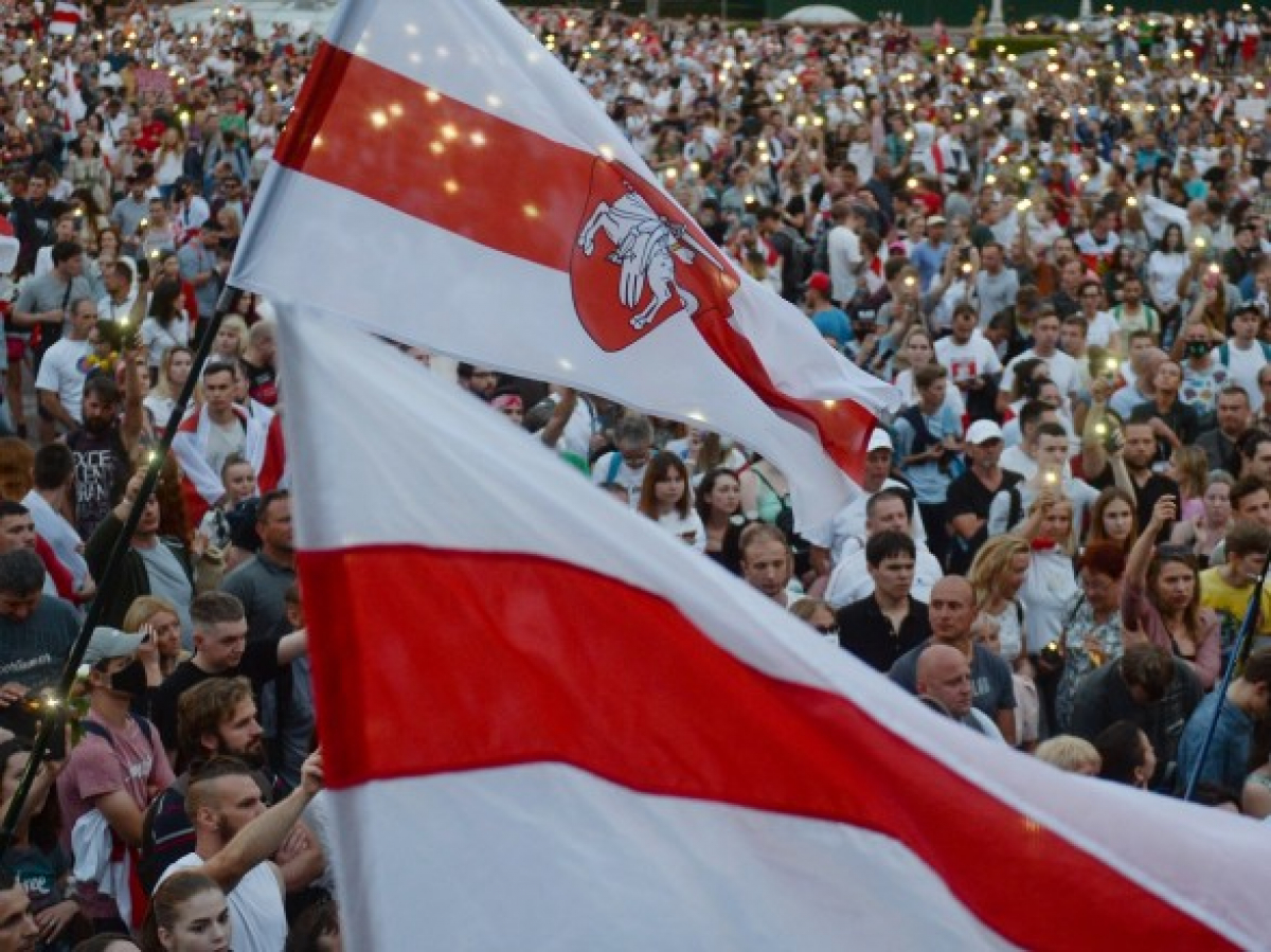 Парень на протесте в Минске удивил неожиданным поступком: белорусы аплодировали, кадры