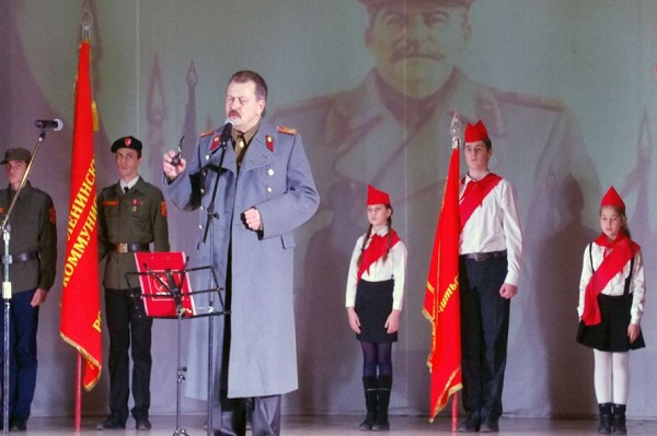 "Россия верна себе", - соцсети в ужасе от того, как в аннексированном Крыму детей приняли в пионеры под песню "Верните Сталина". Кадры