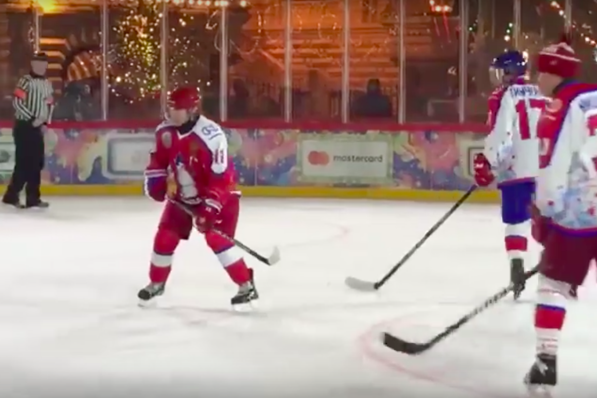 ​Видео, как 67-летний Путин в хоккей играл: "Скорость и сила игрока впечатлили мировых спортсменов"