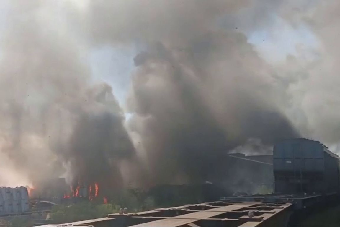​Ни дня без пожара: в Новороссийске пылает грузовой терминал, очевидцы слышали взрывы