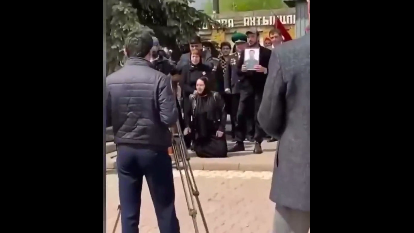 ​Тете ликвидированного в Украине 21-летнего оккупанта Ильясова отключили микрофон за критику власти