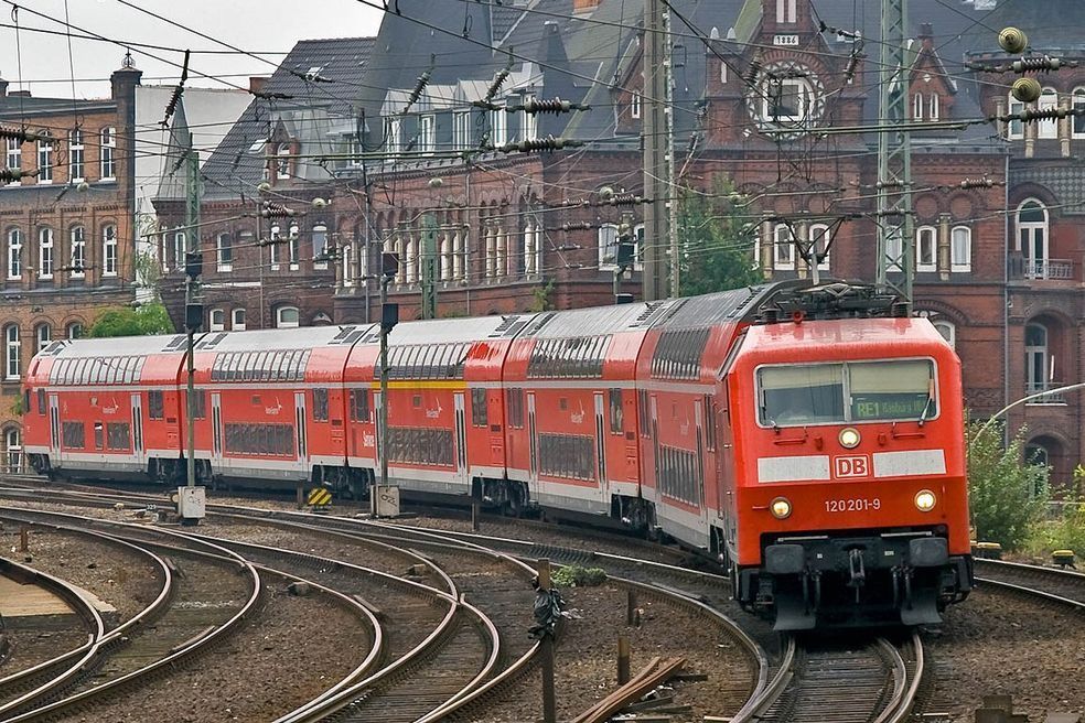 ​Зажимы на рельсах чуть не пустили под откос поезд с военным грузом США: спецслужбы ФРГ подняты по тревоге