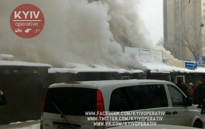 Крупный пожар в Киеве на радиорынке: очевидцы опубликовали видео и фото пылающих торговых рядов