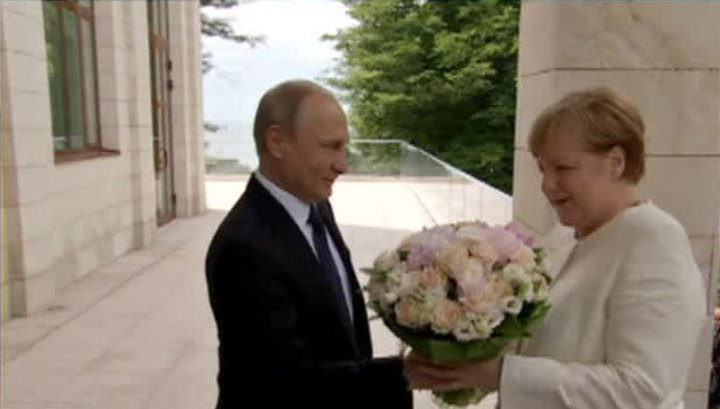 В Сочи начались переговоры Путина и Меркель, а Медведева на них не оставили - видео