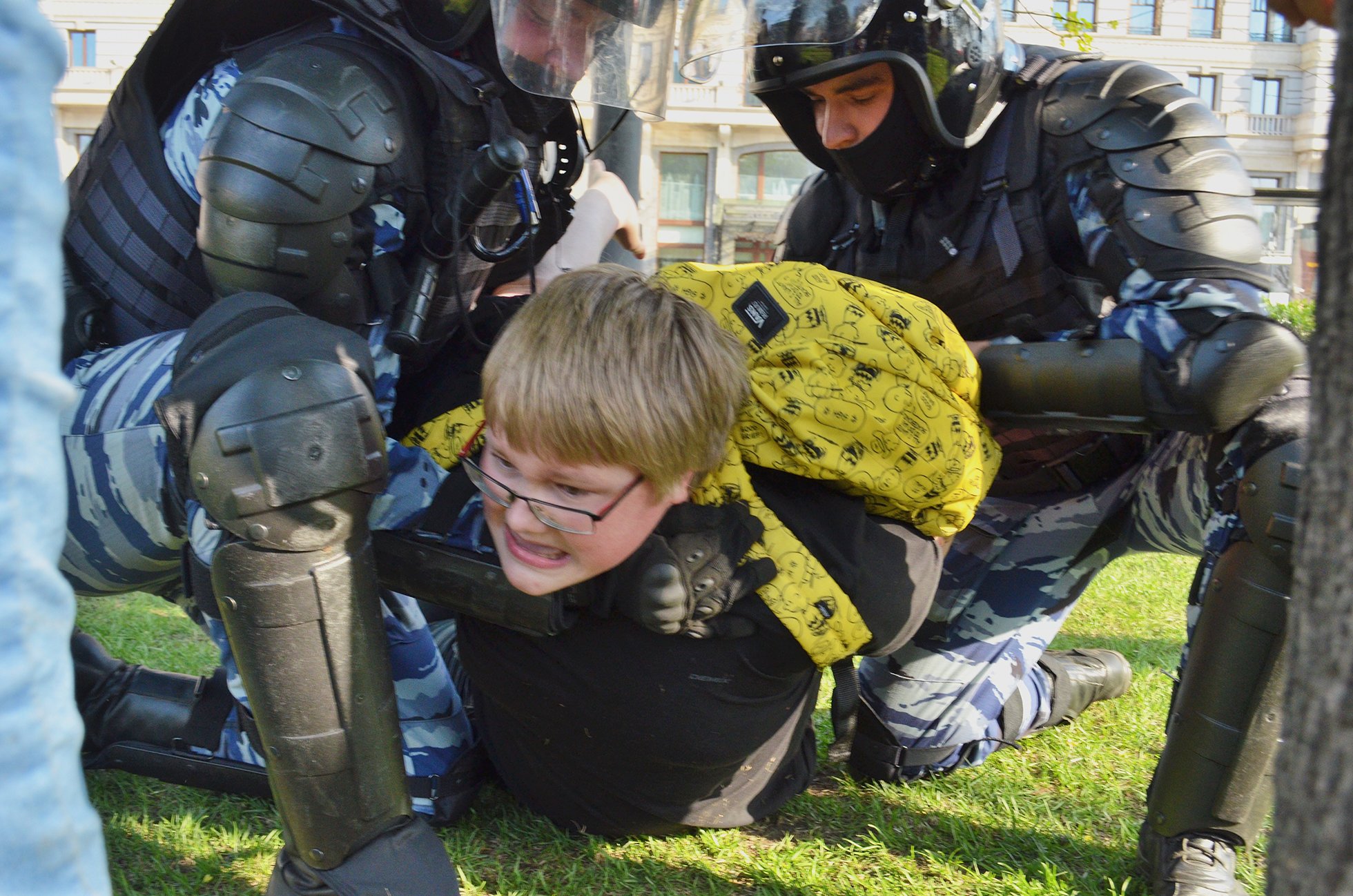 Силовики Путина арестовывали детей, заламывая им руки: кадры издевательств на протестах в РФ поразили Сеть