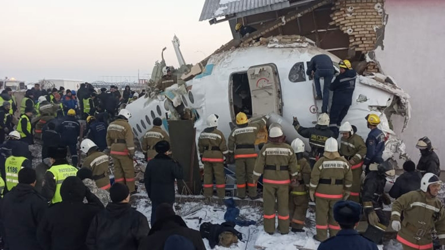 Авиакатастрофа в Казахстане: стало известно, сколько выжило из 100 человек