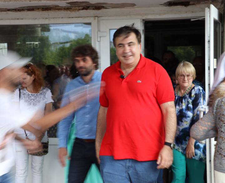 Михаила Саакашвили опять облили зеленкой, но он не растерялся и быстро переоделся 