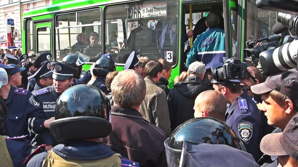 Главное за день 27 сентября: Бой за аэропорт Донецка, марши мира в городах Юго-Востока, ДНР создает полицию и тарифы ЖКХ
