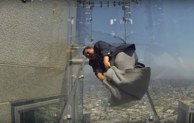 “Адская горка” открыта на вершине небоскреба в Лос-Анджелесе