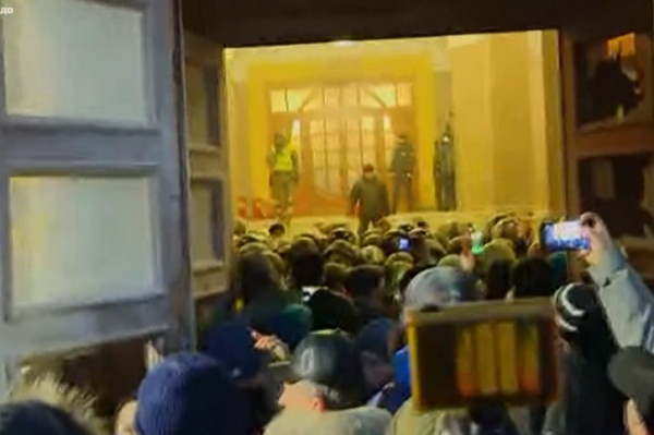 "В Октябрьском дворце, который штурмуют митингующие, находятся дети," – Антон Геращенко
