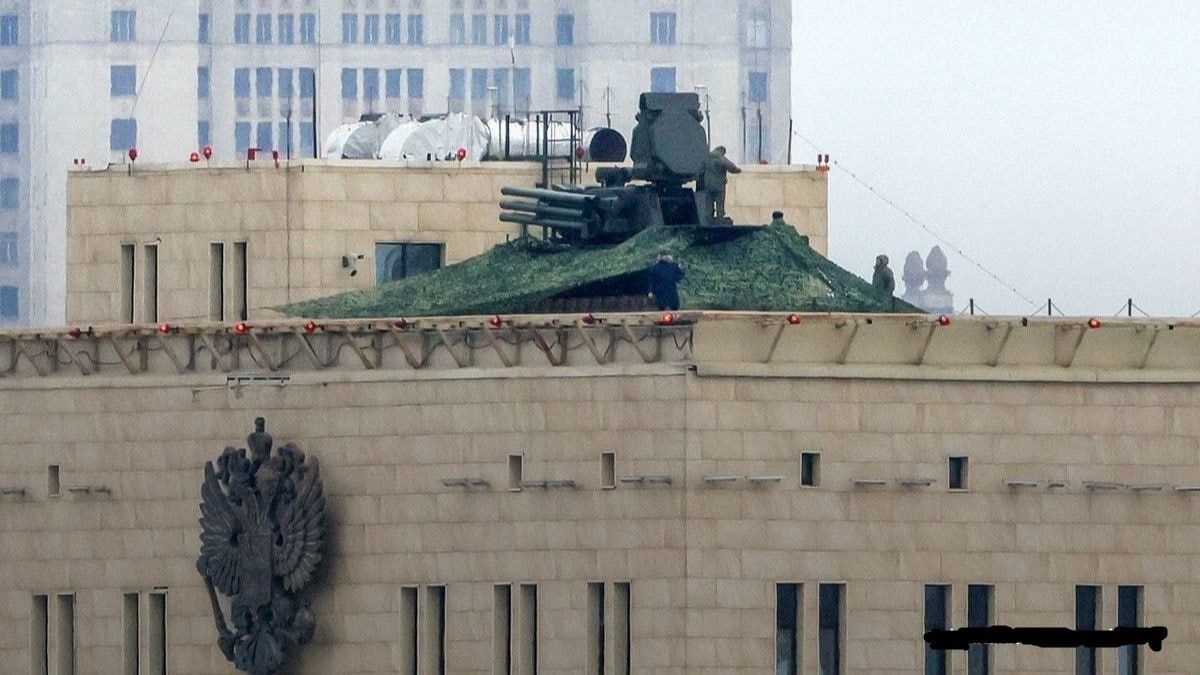 На комплексы "Панцирь-С1", установленные в Москве на крыше, добавили интересную деталь: "Вдруг кто-то заметит"
