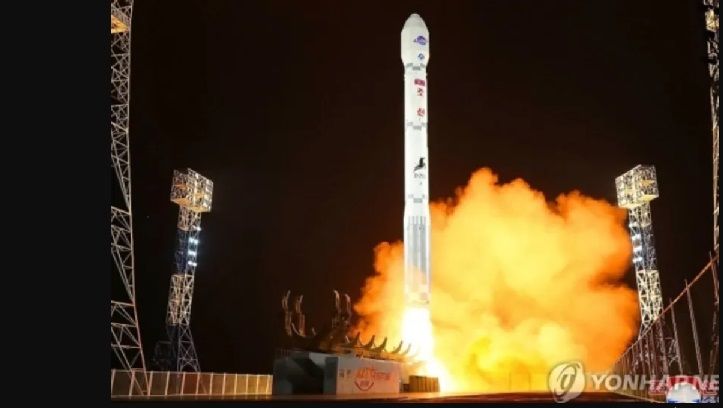 КНДР запустила ракету со спутником-шпионом: кто подозревает Россию в соучастии, и как это связано с войной в Украине