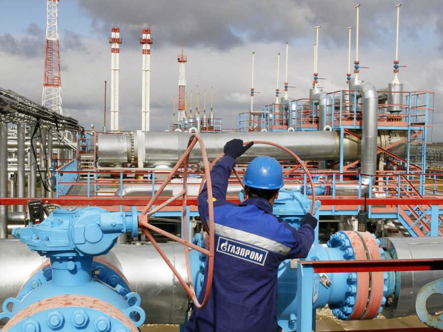 "Монополия по имени "Газпром" погружается в долговое болото. Дальше будет только хуже. Первые "ласточки" уже полетели", - блогер