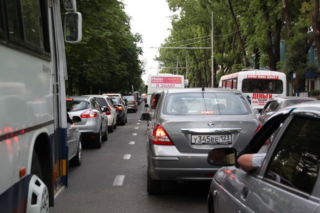 Со стороны Донецка, перед въездом в Мариуполь собралась большая очередь автомобилей