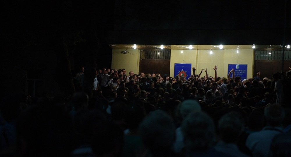 Оппозиция в Абхазии готова ко взятию МВД: люди выломали ворота на входе и, вооружившись "коктейлями Молотова", прорвались к дверям здания