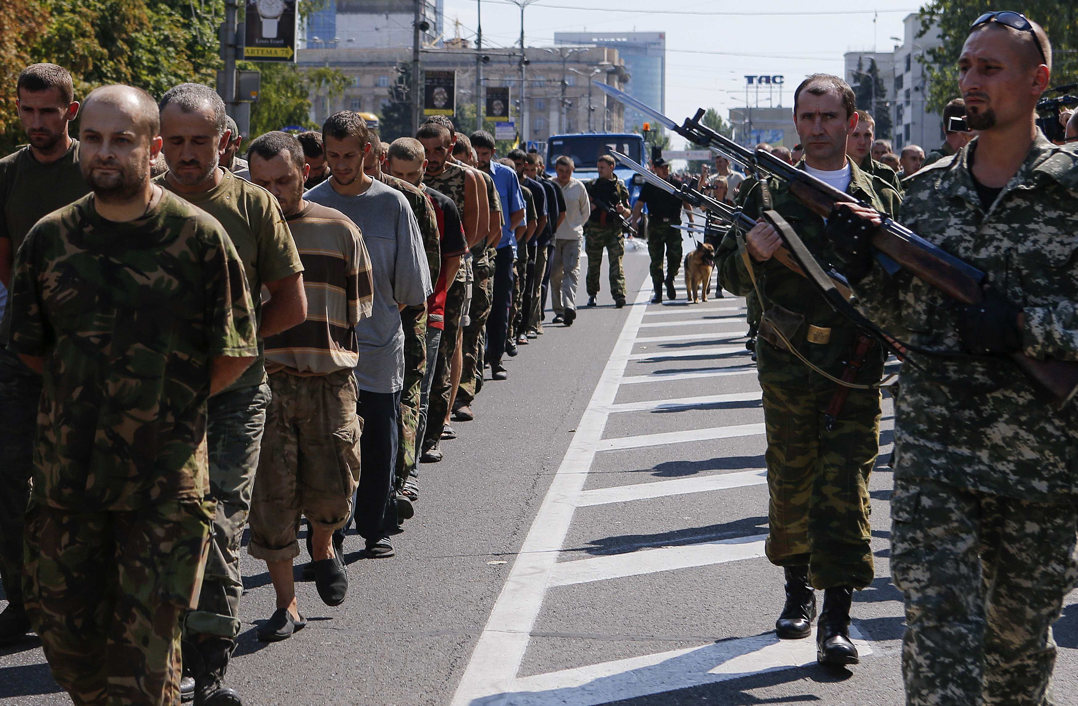 В ООН назвали военным преступлением "парад пленных" в Донецке