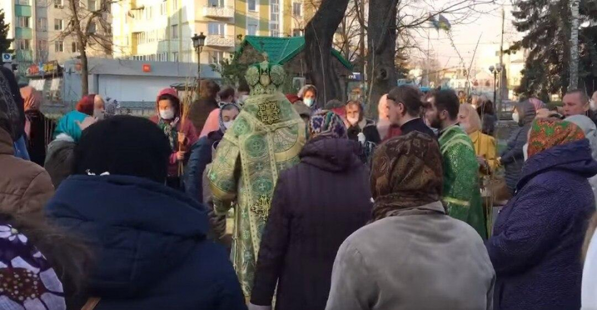 В Ровно и Полтаве, несмотря на коронавирус, прихожане УПЦ МП пришли отмечать Вербное воскресение