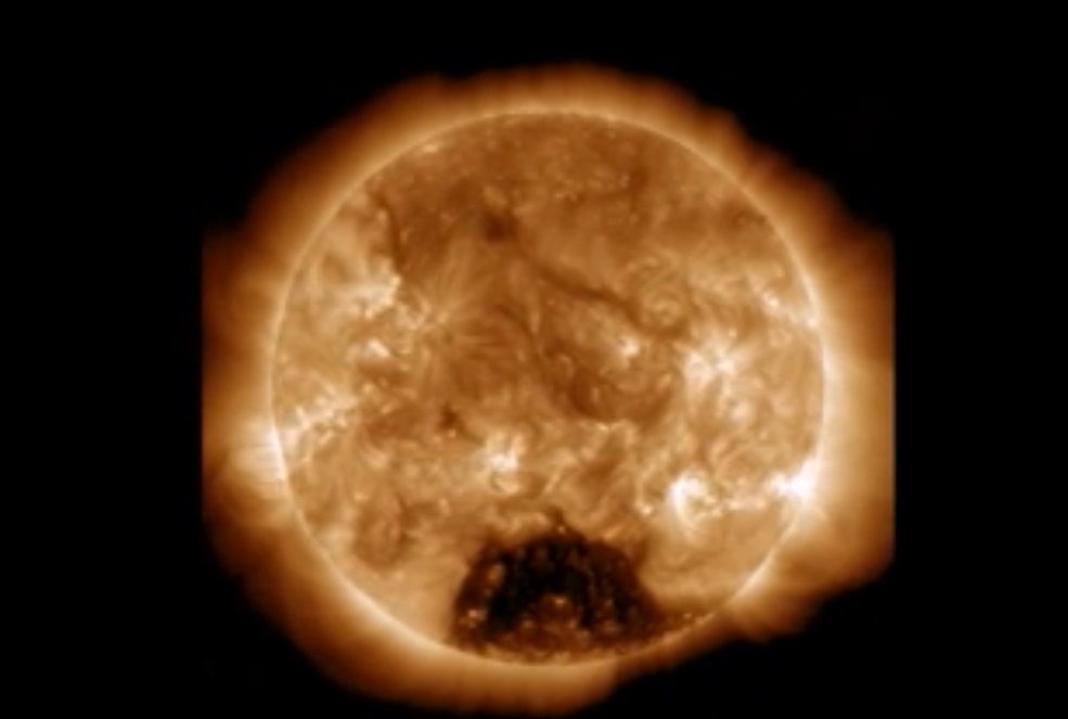 Ученые засняли процесс образования на Солнце огромной корональной дыры 