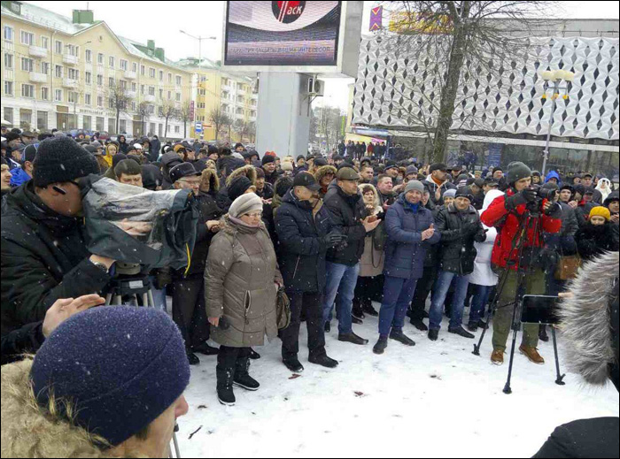 Беларусь восстала против закона про "дармоедство": акции протеста прокатились по областным центрам — тысячи людей выходят на "майданы" в Барановичах, Бобруйске, Бресте и Витебске - кадры