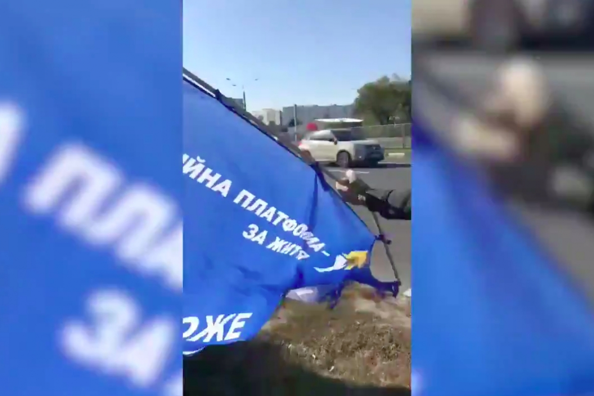 В Харькове люди в черном изрезали палатку агитаторов "ОПЗЖ" и показали, как это было