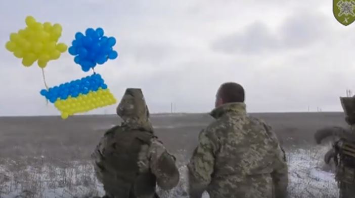 В оккупированный Луганск полетел флаг Украины: бойцы ООС мощно поддержали жителей Донбасса - видео