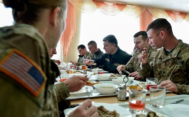 Порошенко отобедал с украинскими и американскими военными перед учениями на Львовщине