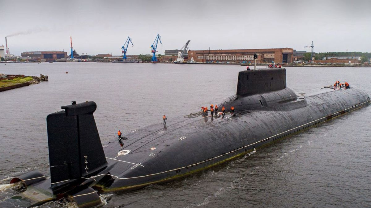 Россияне "спрятали" подлодку от ВСУ в порту Новороссийска – маскировка насмешила Сеть