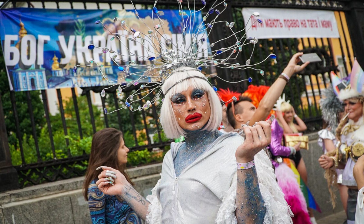 Масштабный марш ЛГБТ-активистов захватил Киев: участники, план мероприятия и самые яркие кадры 