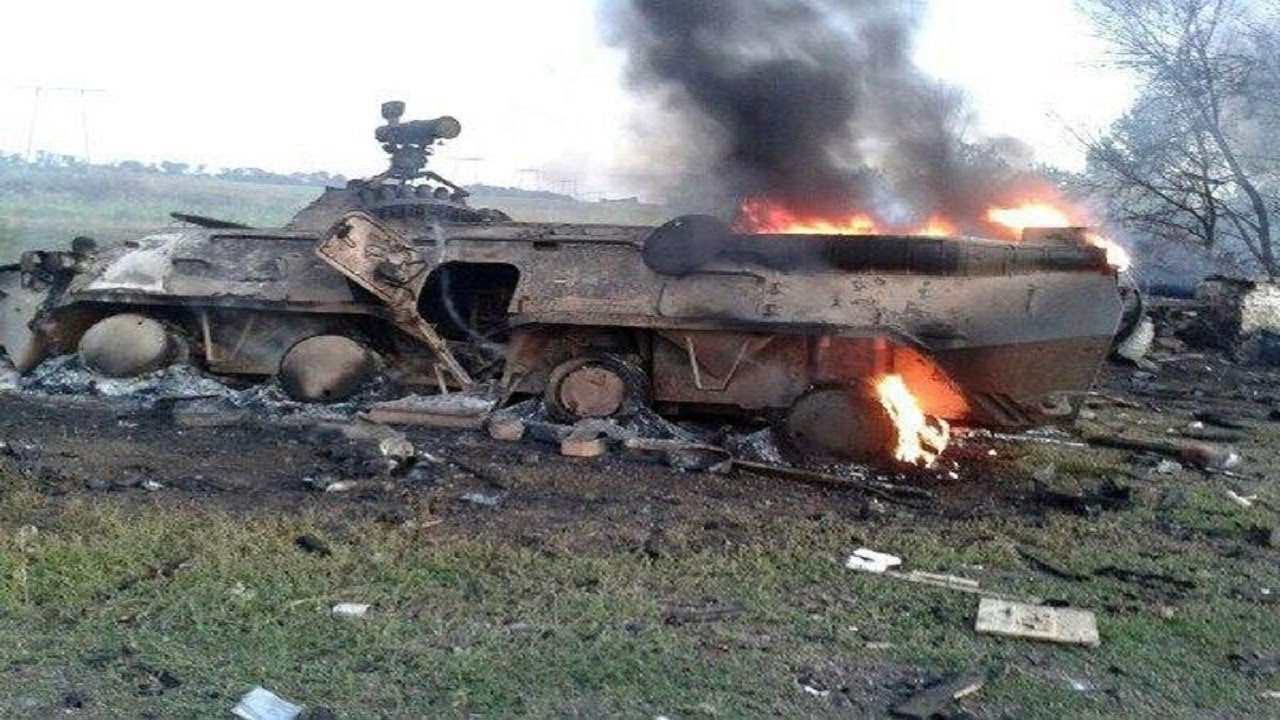 Опубликовано видео, как колонна российских военных попала в засаду ВСУ под Углегорском: много убитых, подбитая бронетехника брошена, - кадры